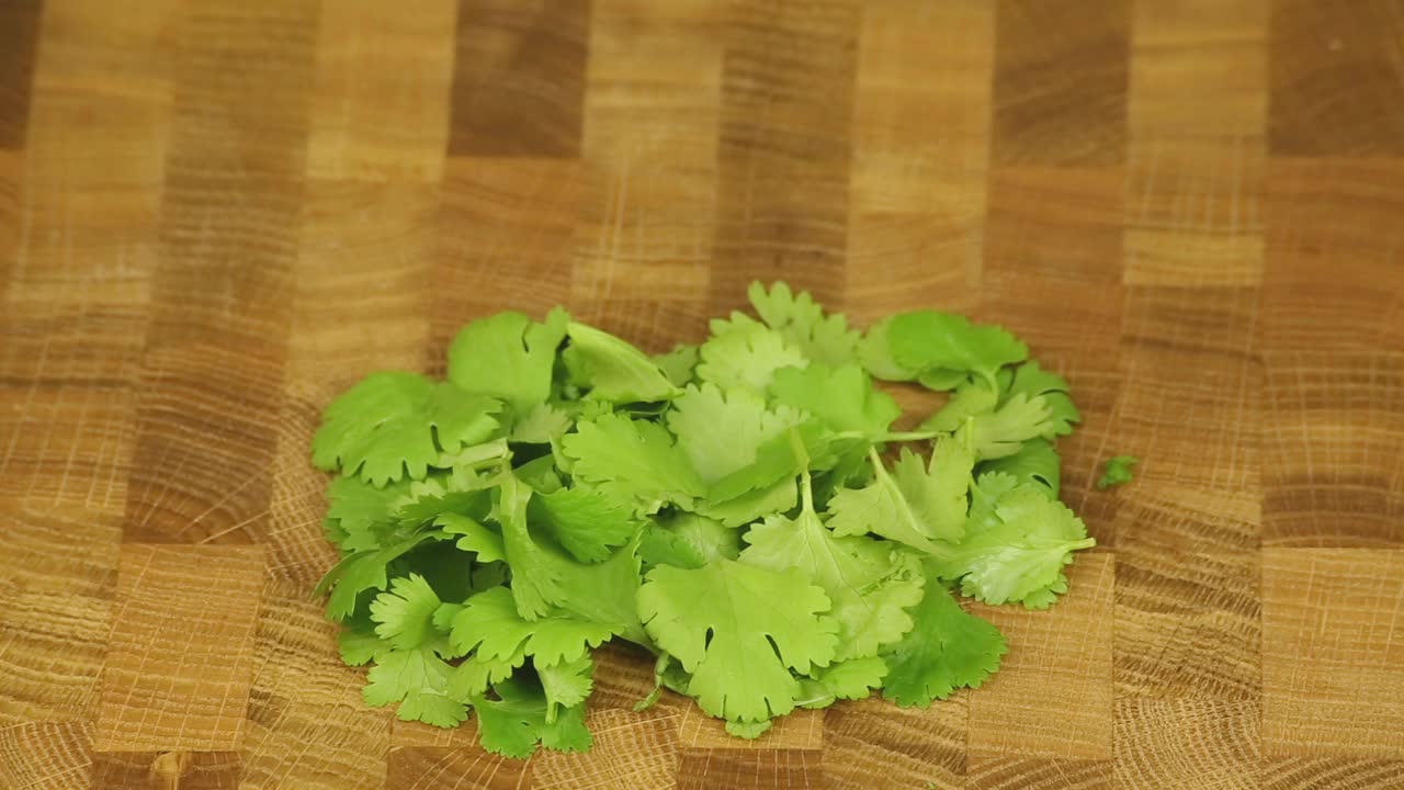 用锋利的刀切欧芹视频素材