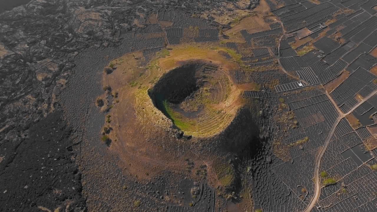 火山和火山口周围的传统geria风格的葡萄园，航拍兰萨罗特，加那利群岛视频素材