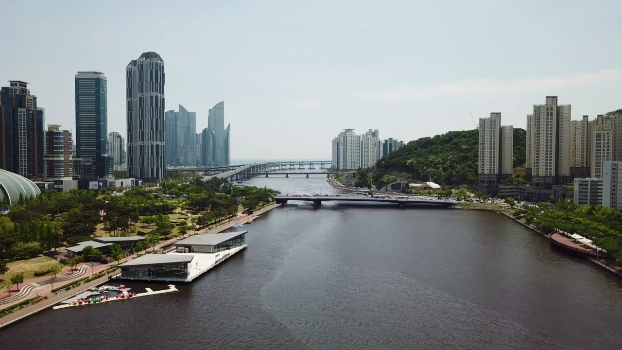 水荣江水荣、百田市、海洋市、游艇奥林匹克公园、WBC皇宫、米拉桥——海云台和水荣区的摩天大楼白天的风景视频素材