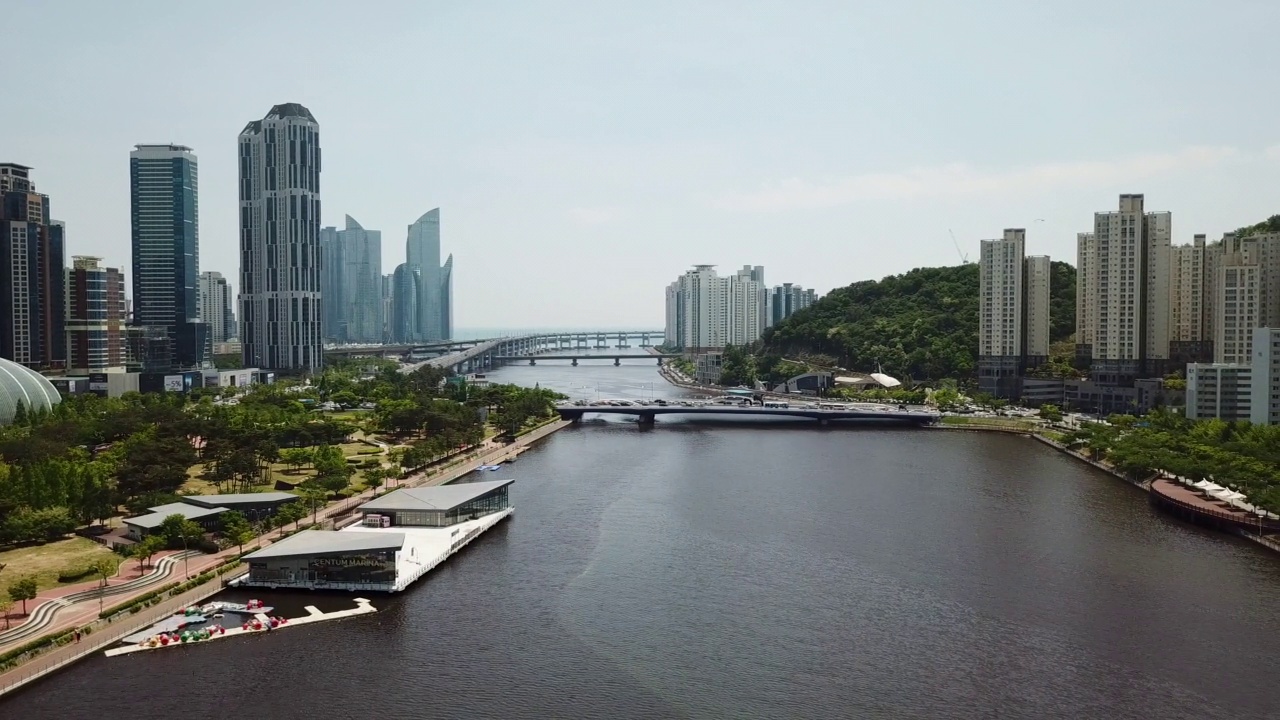 水荣江水荣、百田市、海洋市、游艇奥林匹克公园、WBC皇宫、米拉桥——海云台和水荣区的摩天大楼白天的风景视频素材