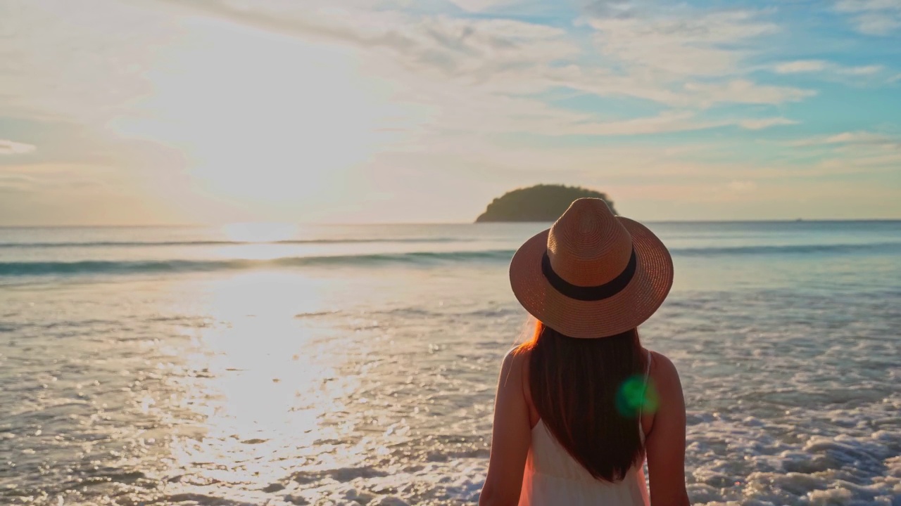 年轻女子旅行者散步和享受美丽的日落在宁静的海滩，旅行在暑假的概念视频素材