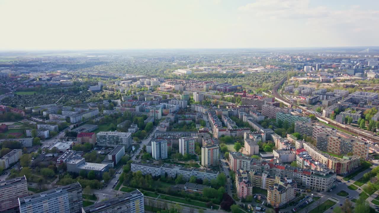 弗罗茨瓦夫全景图，鸟瞰图。现代欧洲城市景观视频素材