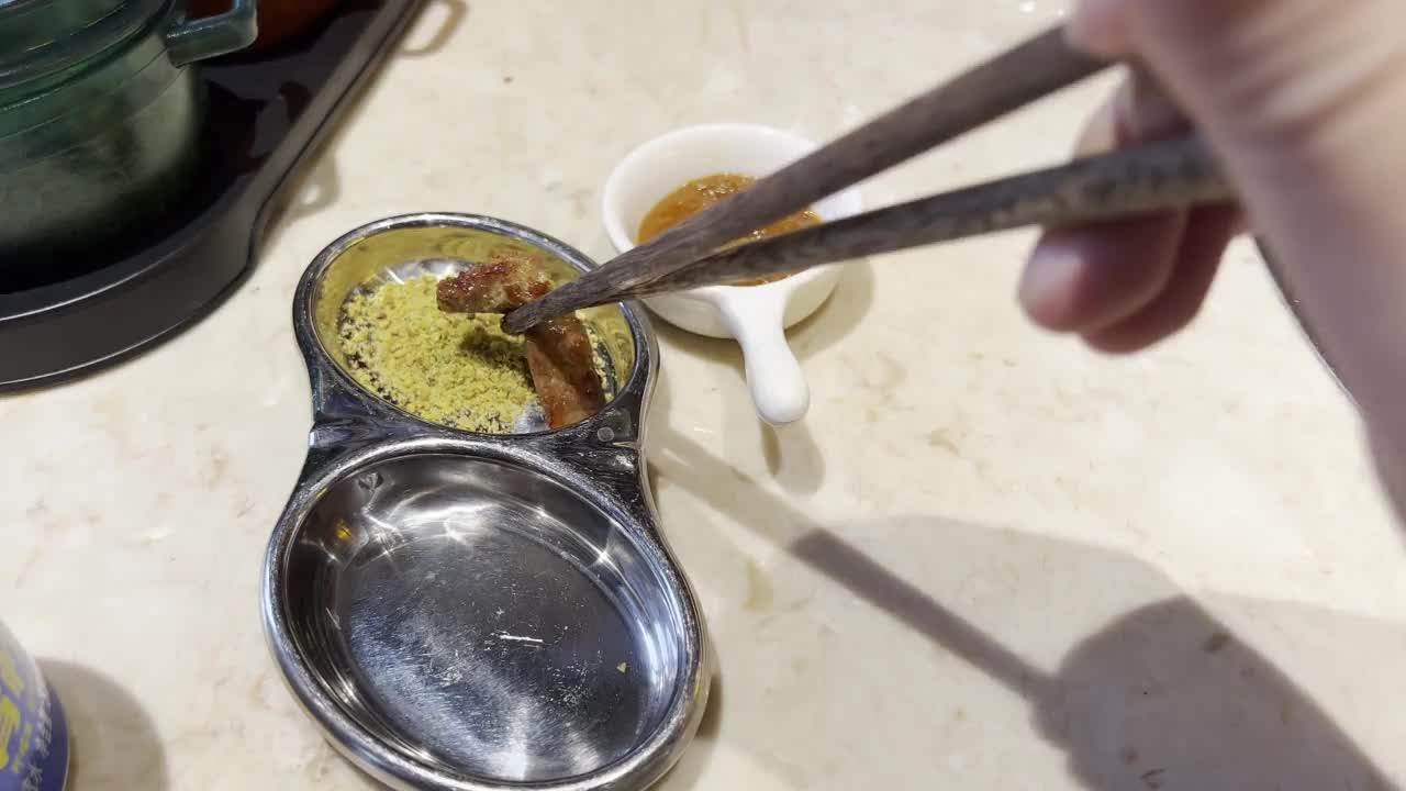 带香料的烤肉视频素材