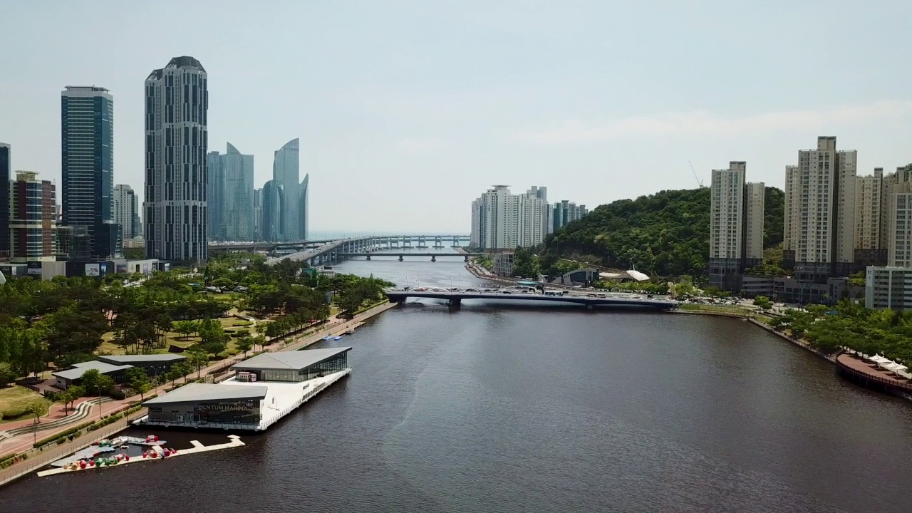 水荣江水荣、百田市、海洋市、游艇奥林匹克公园、WBC皇宫、米拉桥——海云台和水荣区的摩天大楼白天的风景视频素材