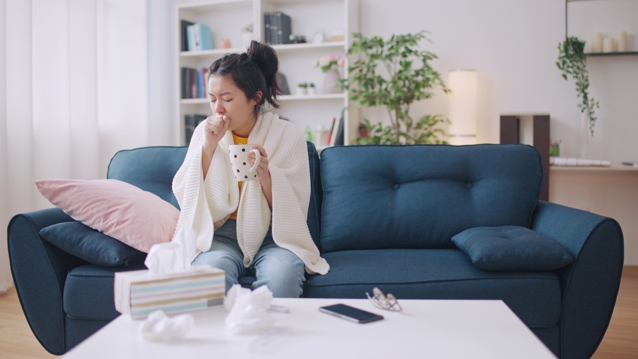 生病的女人喝热饮咳嗽，医疗，家庭补救视频素材