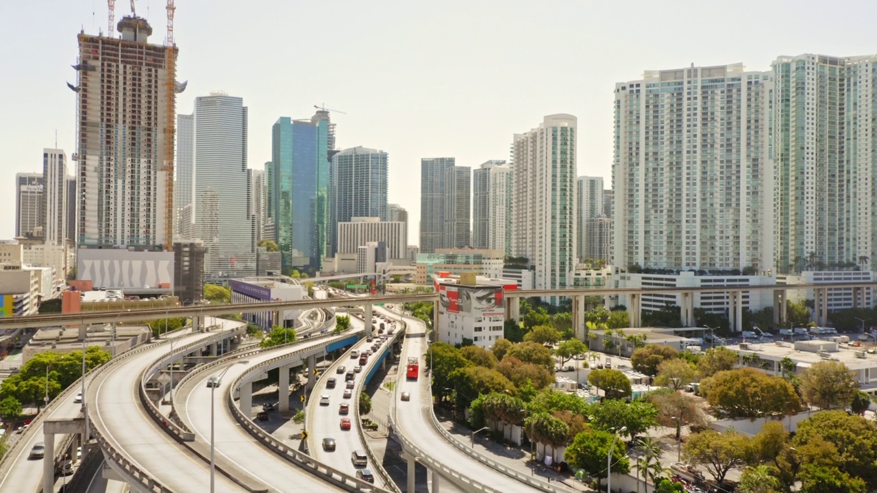 高速公路交通系统和迈阿密城市景观视频素材