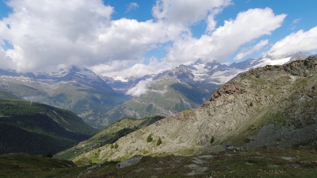 马特洪峰附近的高山景观。在阴天俯瞰瑞士阿尔卑斯山的全景视频素材