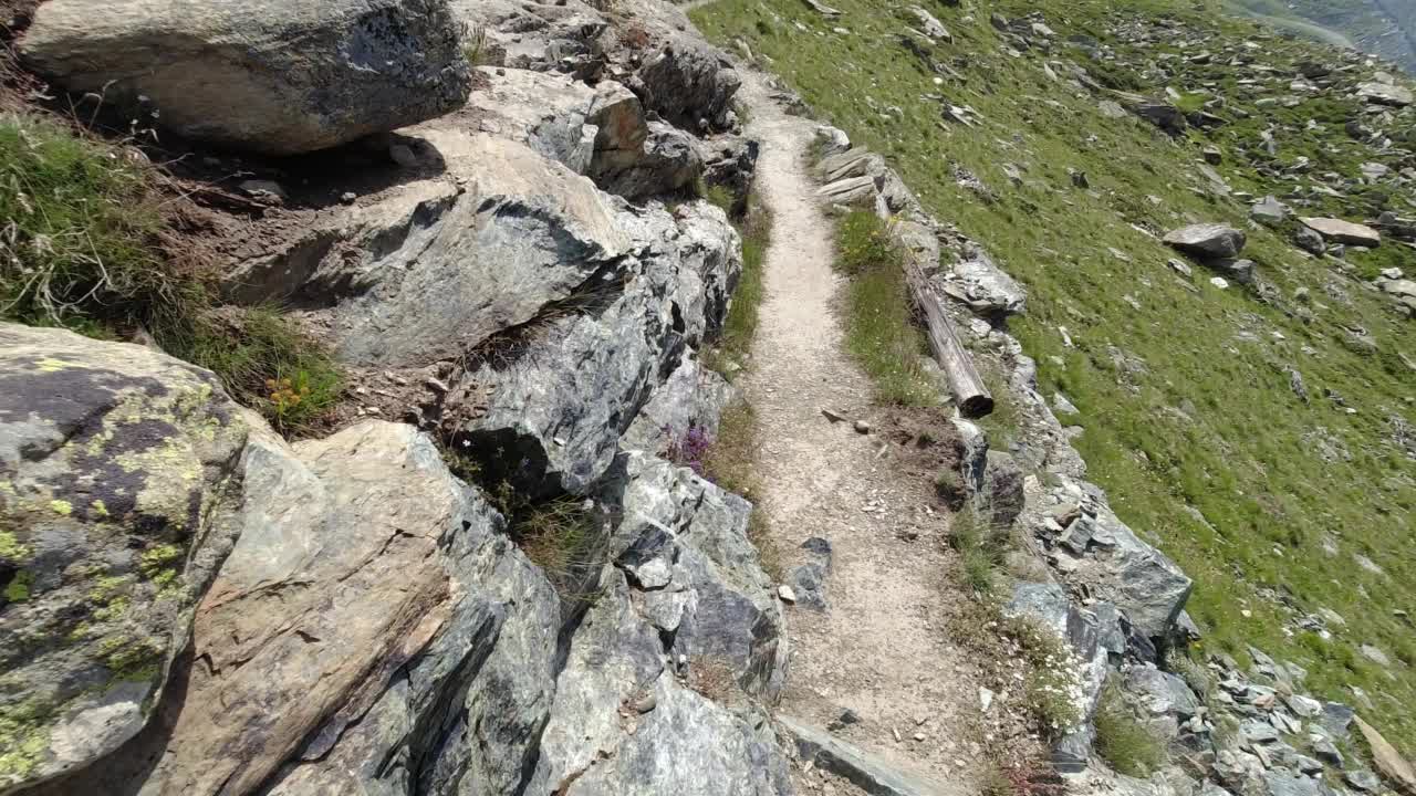 马特洪峰附近的高山景观。在阴天俯瞰瑞士阿尔卑斯山的全景视频素材