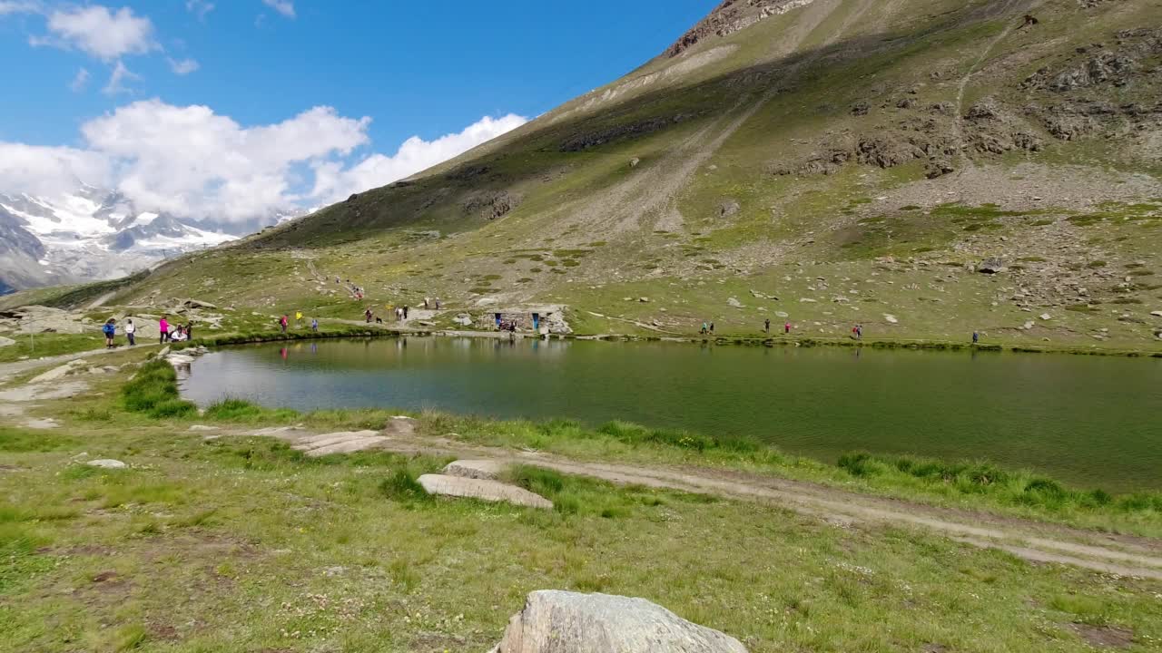 马特洪峰附近的高山景观。在阴天俯瞰瑞士阿尔卑斯山的全景视频素材