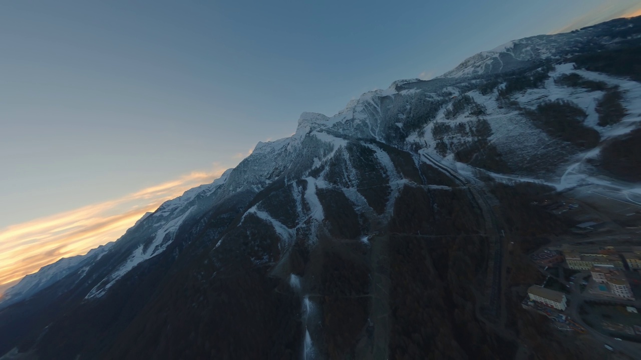 空中全景查看山顶度假村屋顶清晨的风景雪山视频素材