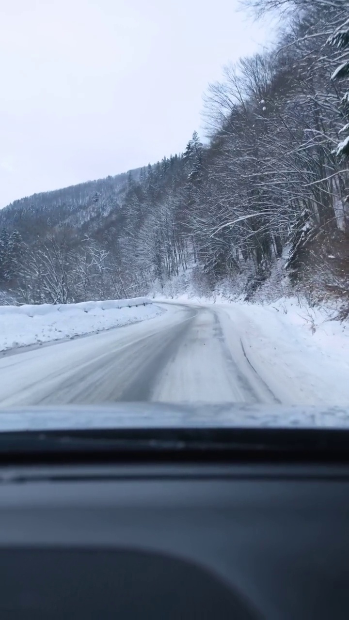 汽车旅行概念雪山公路视频素材