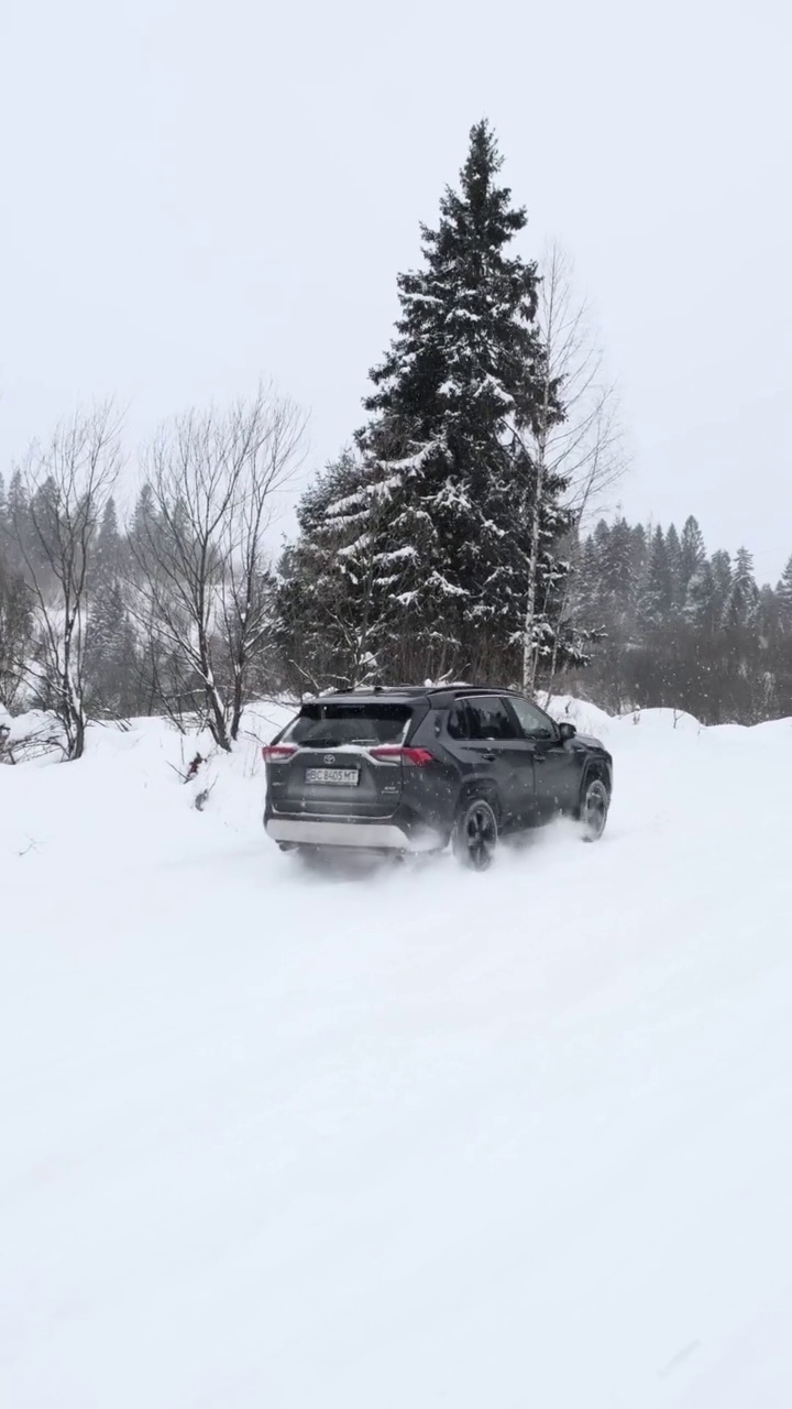 四驱车沿着雪山往上开视频素材