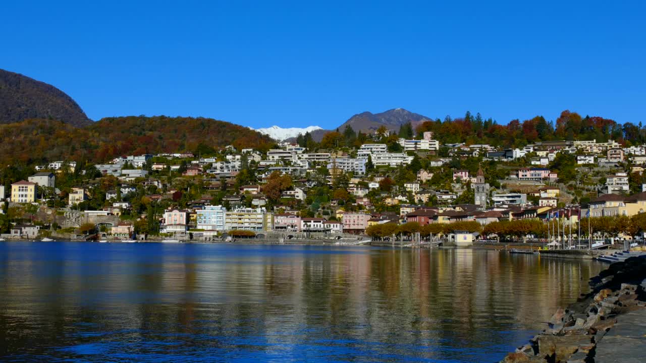 秋天的阿斯科纳市，阳光明媚，天空湛蓝，山清水秀视频素材