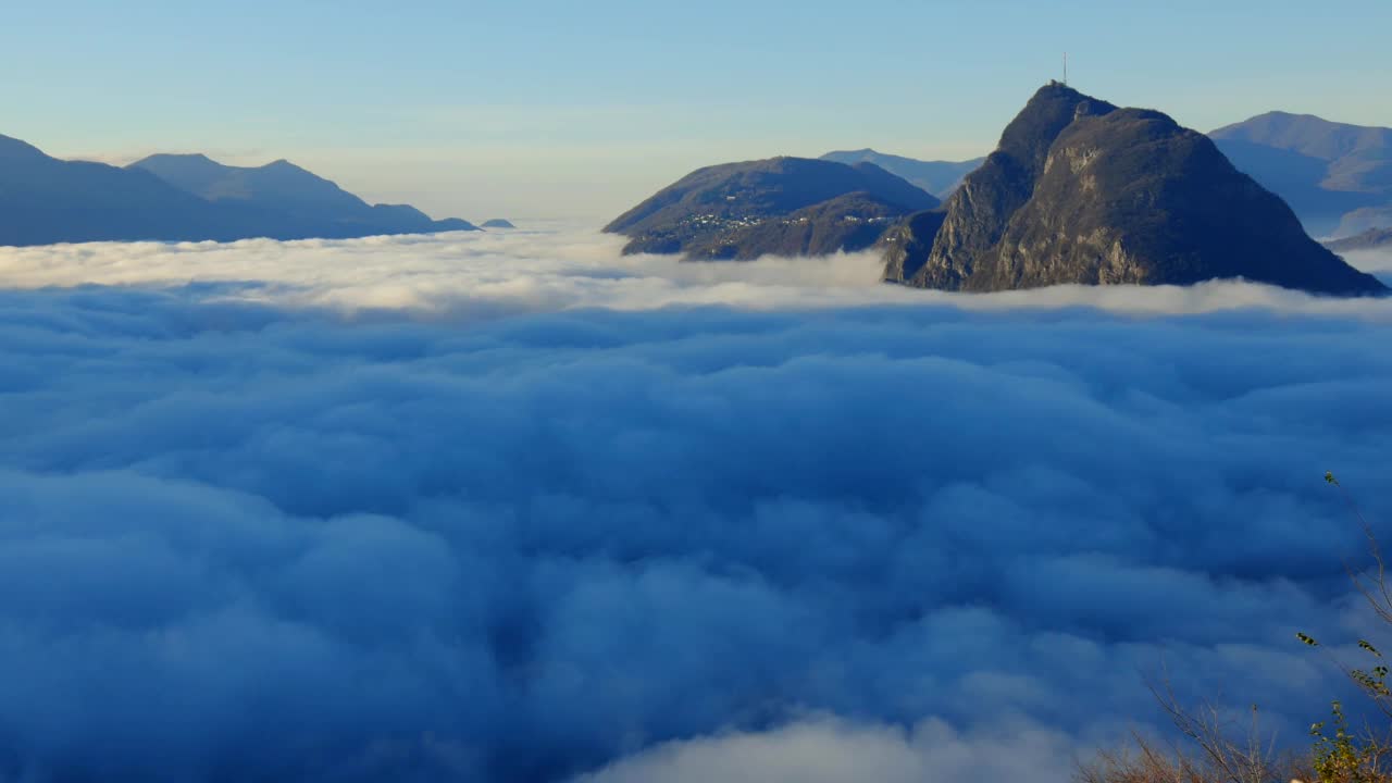 高山湖卢加诺的全景与云海和山在一个晴朗的秋日视频素材