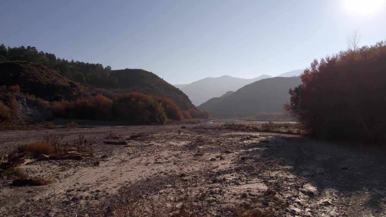 在西班牙南部的一条河里飞行视频素材