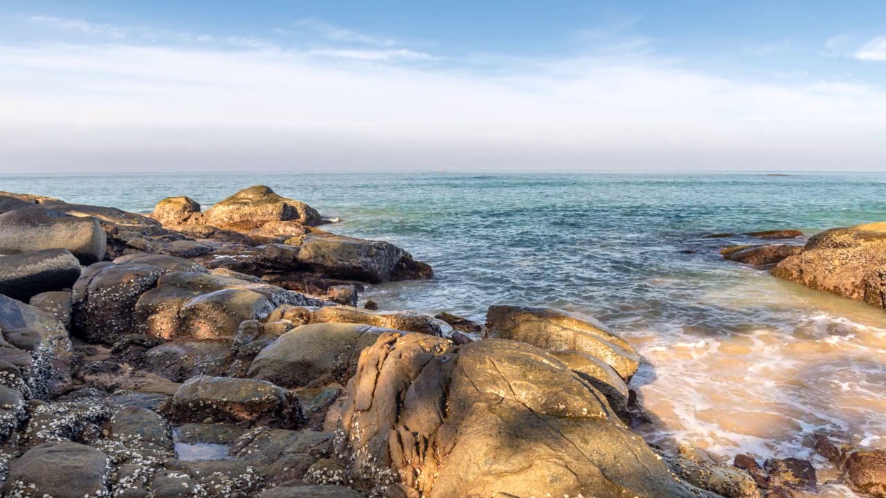 热带海滩与岩石海岸和海浪在考拉，攀牙泰国自然景观的时间推移视频素材