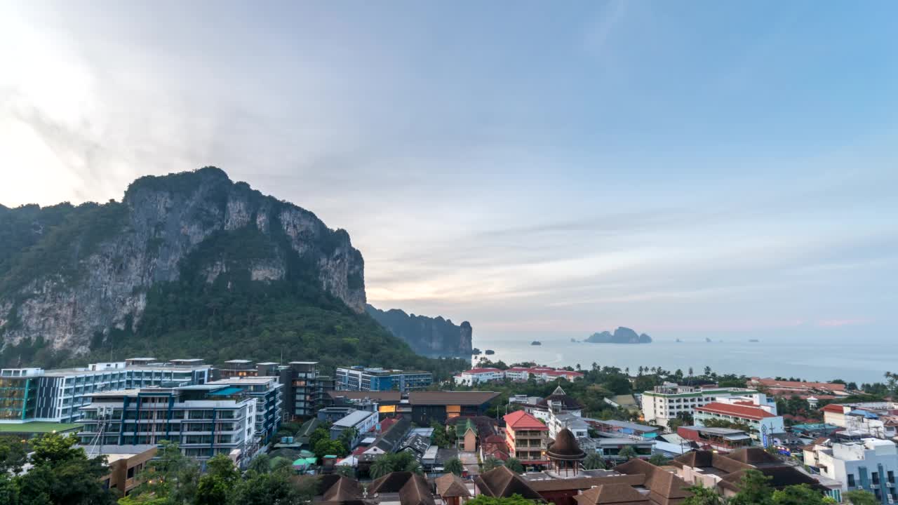 在奥南海滩与石灰岩山，泰国甲米高角度观赏自然景观的时间推移热带海洋日出视频素材