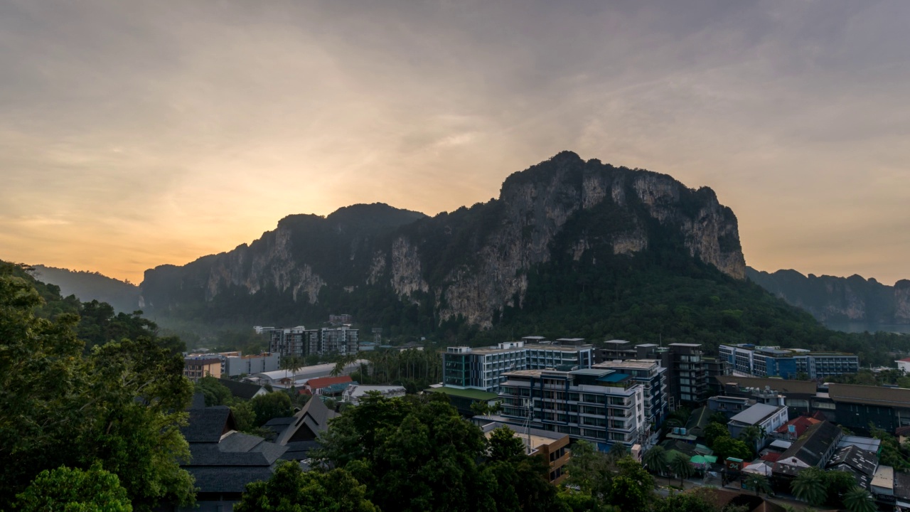 在奥南海滩与石灰岩山，泰国甲米高角度观赏自然景观的时间推移热带海洋日出视频素材