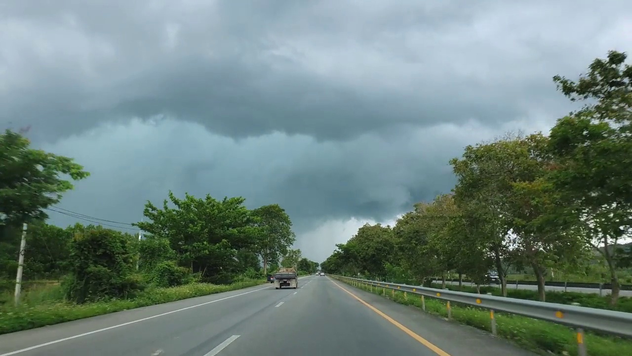 4K视频车在高速公路上行驶，穿过雨云从车内的视角。视频素材