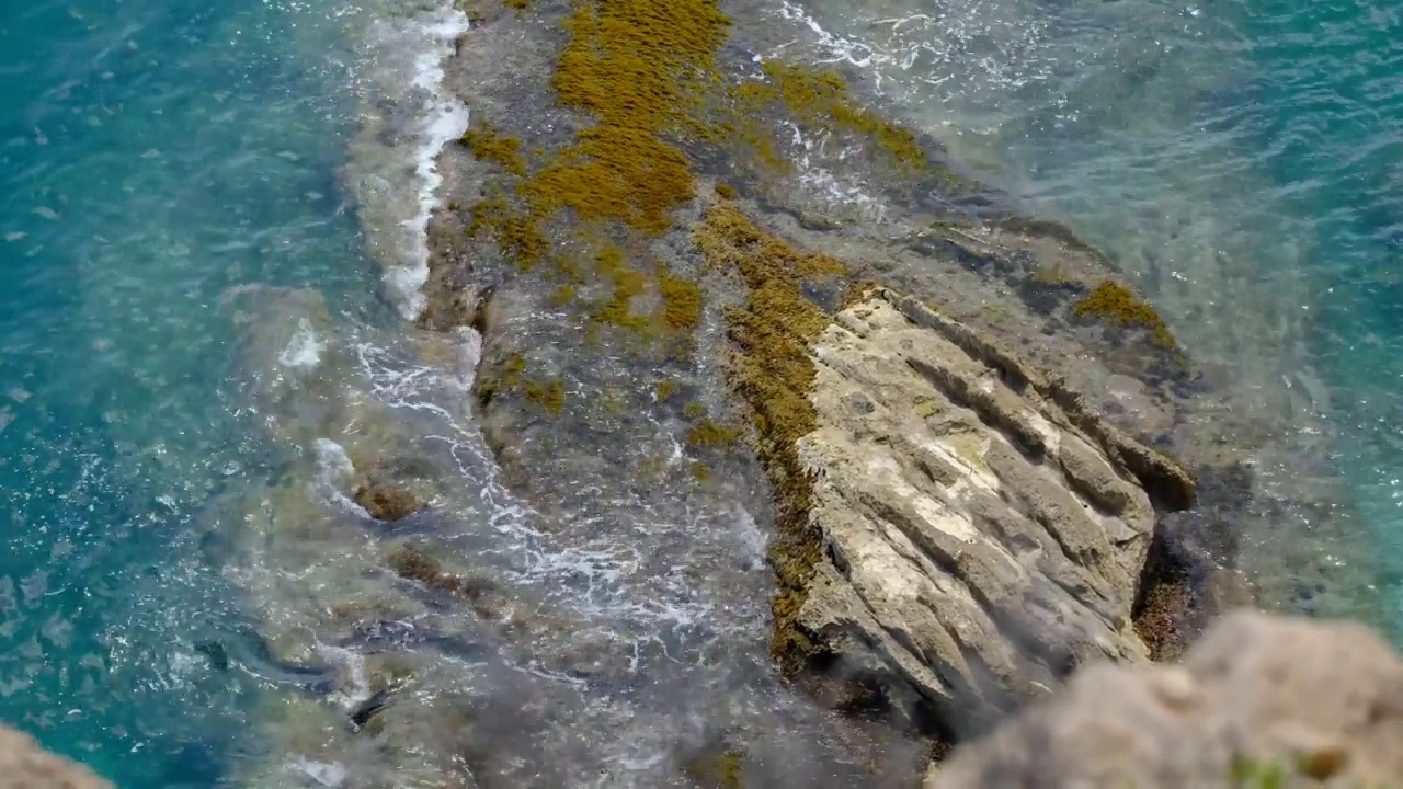 从岩石和海浪的顶端看大海视频素材