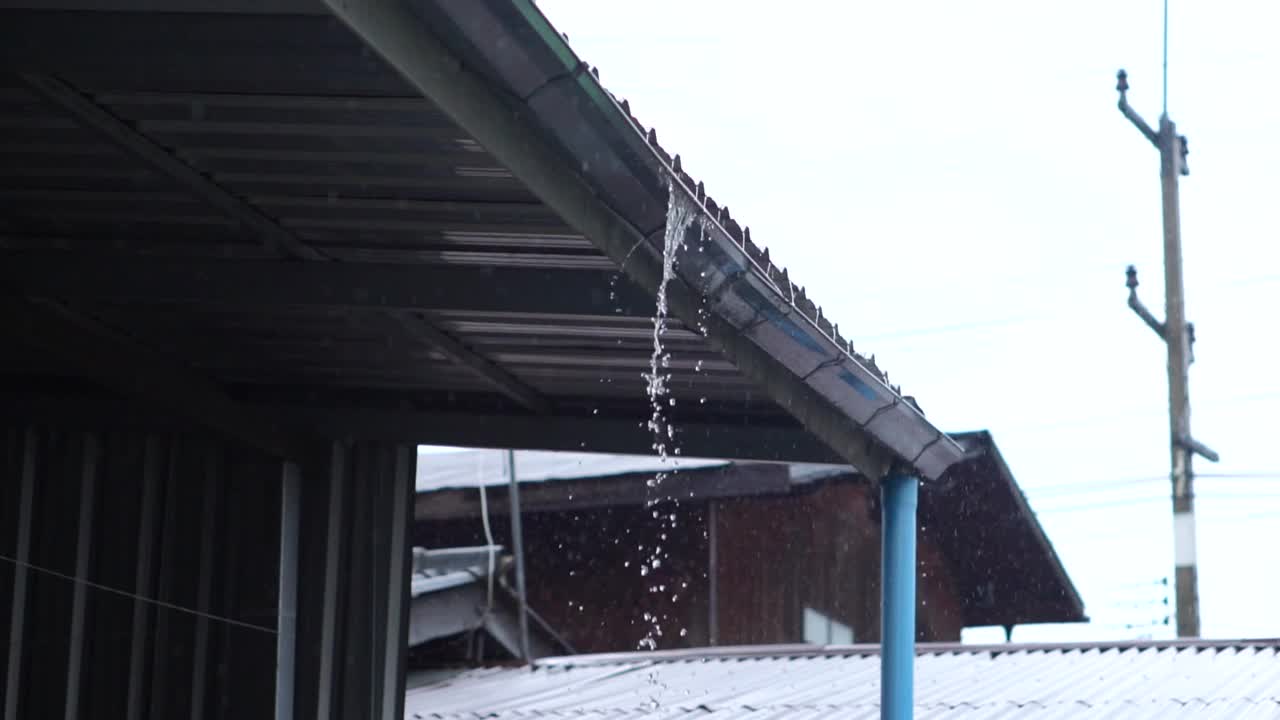 雨从屋顶倾盆而下。视频素材