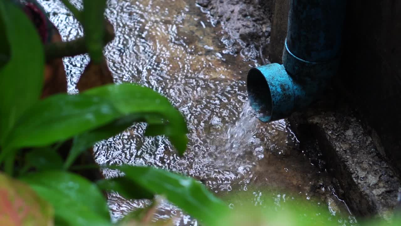 下水管为大雨天的大雨视频素材