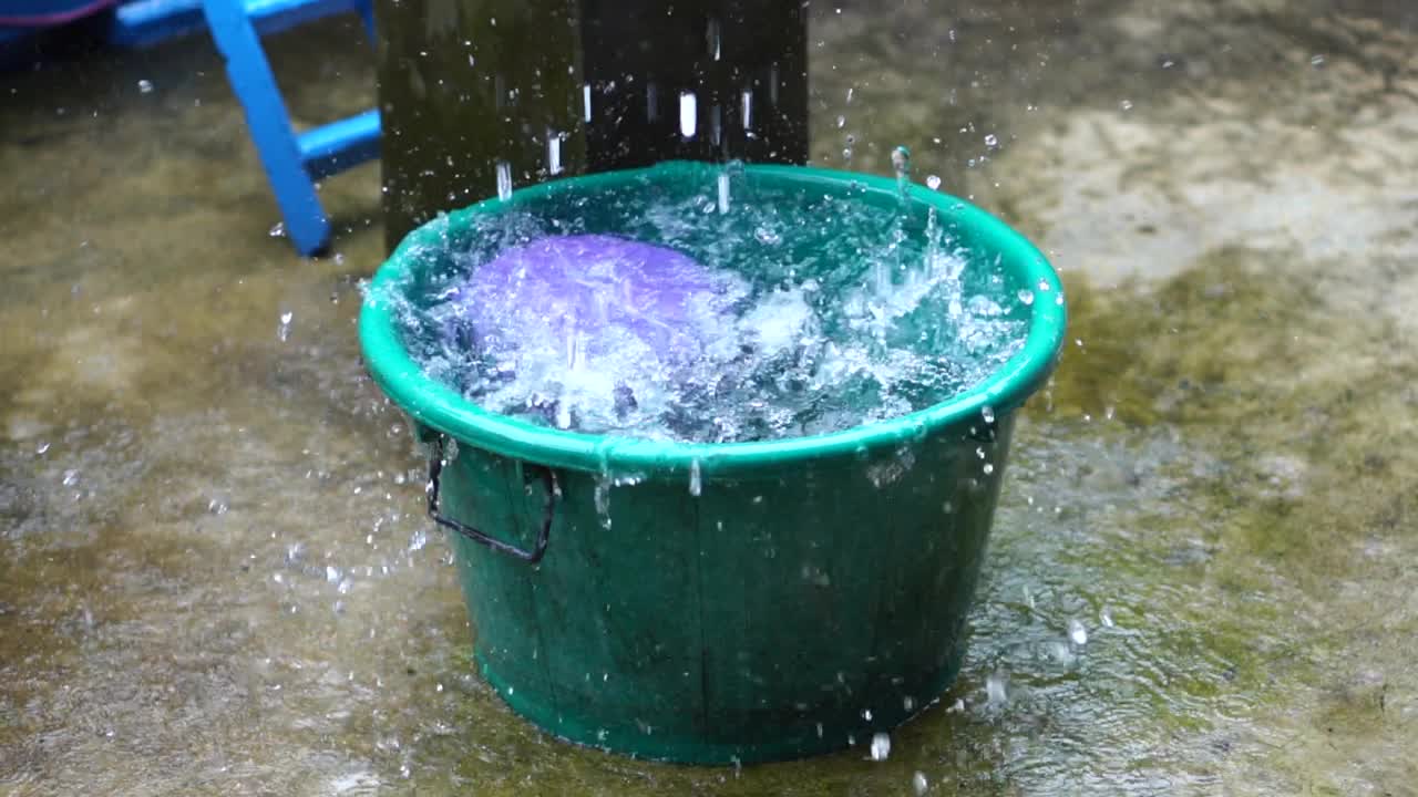 这个盆地在大雨天能下雨。视频素材