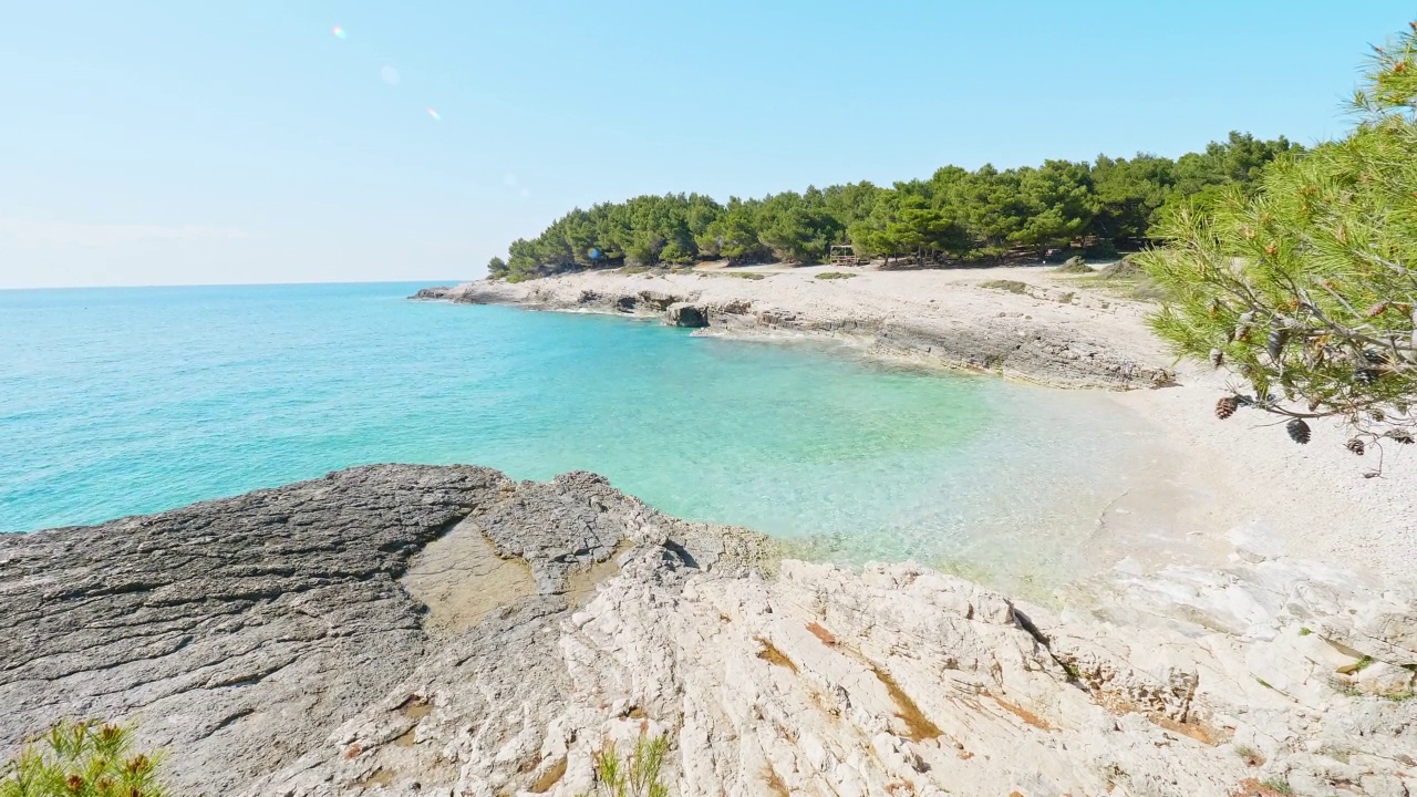 夏天，克罗地亚普莱曼图拉半岛的美丽海滩视频素材