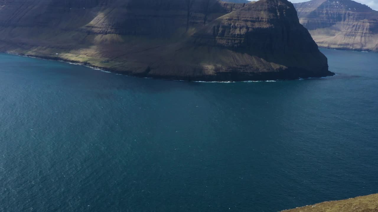 这是法罗群岛崎岖的斯堪的纳维亚海岸自然风景如画的照片。视频素材