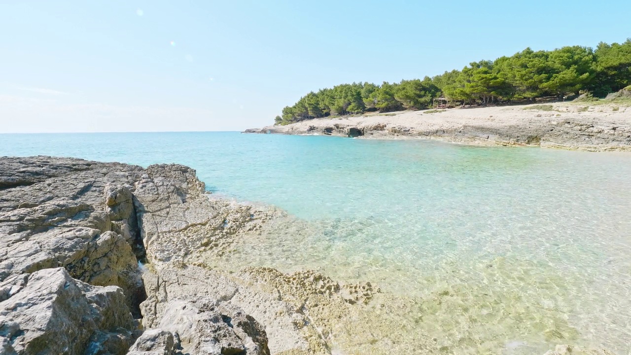 夏天，克罗地亚普莱曼图拉半岛的美丽海滩视频素材