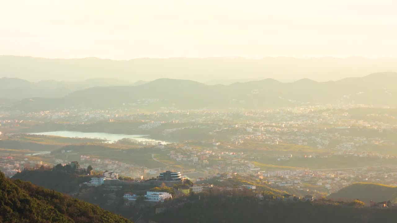 从大吉提山缆车上俯瞰地拉那城市的天际线视频素材