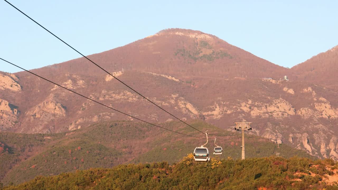 日落时分，缆车在大吉堤山上上下移动视频素材