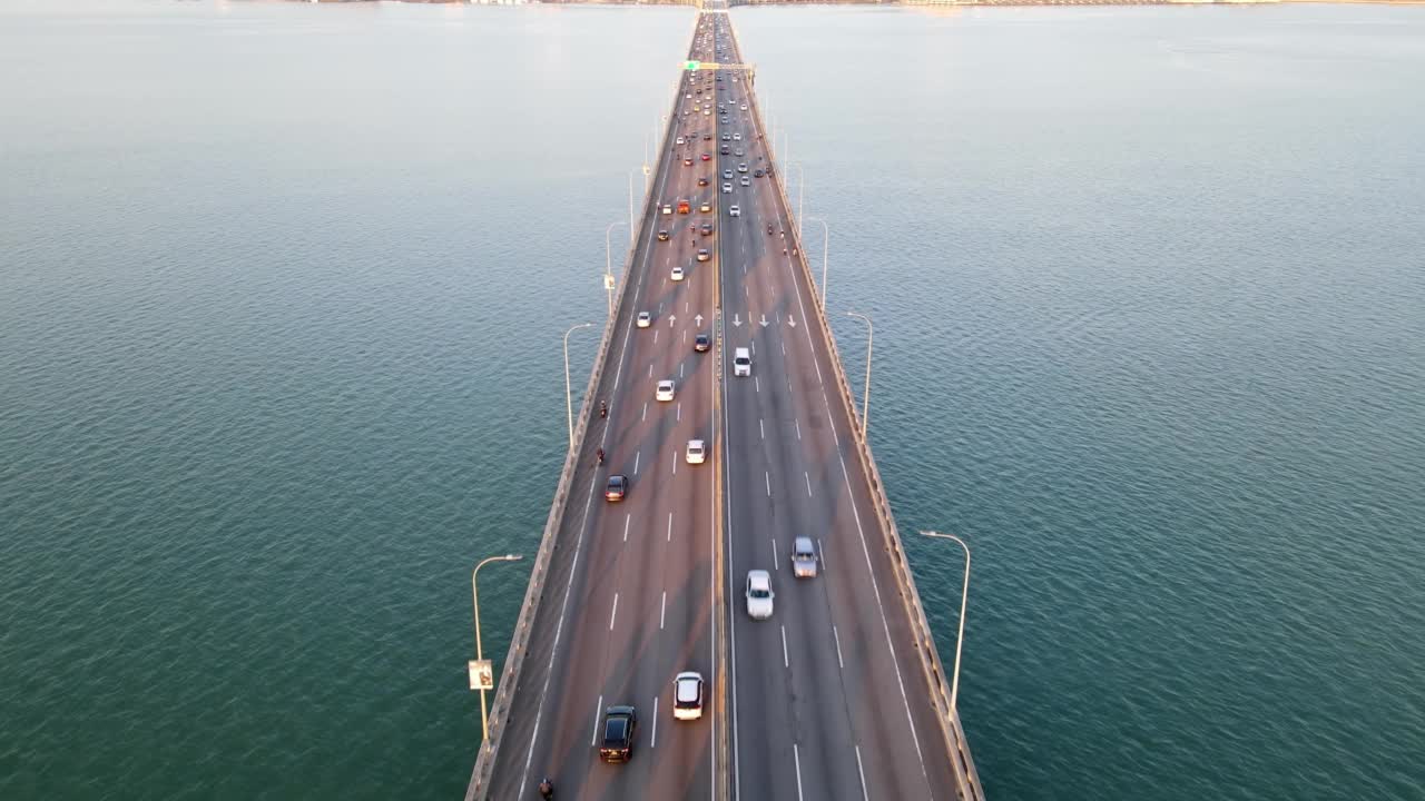 鸟瞰图早上汽车交通横渡大海视频素材