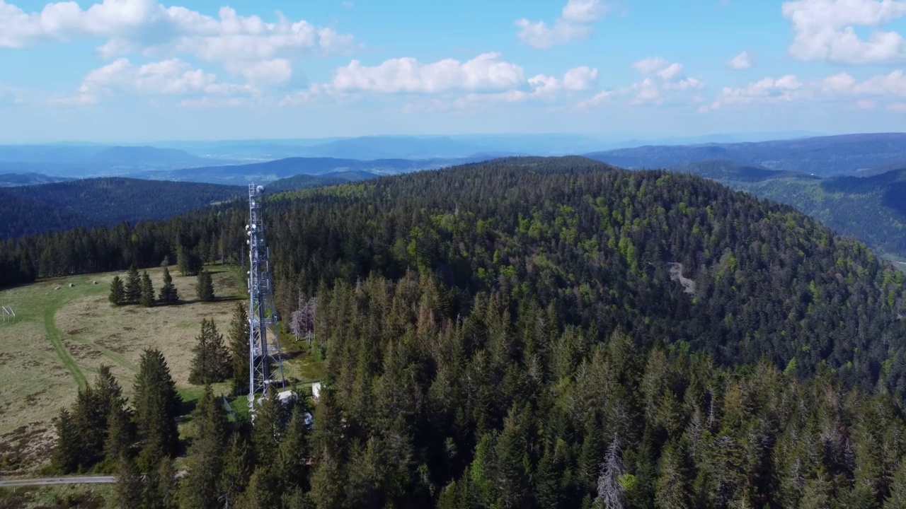 在Sérichamp Vosges France 4K中，沿着高高的电信天线桅杆塔空中飞行视频素材