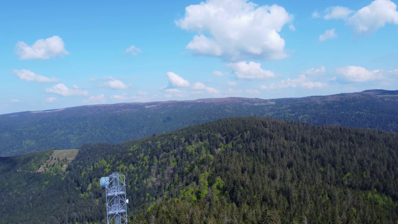 在Sérichamp Vosges France, 4K，围绕山林中的5G电信天线塔的空中轨道视图视频素材