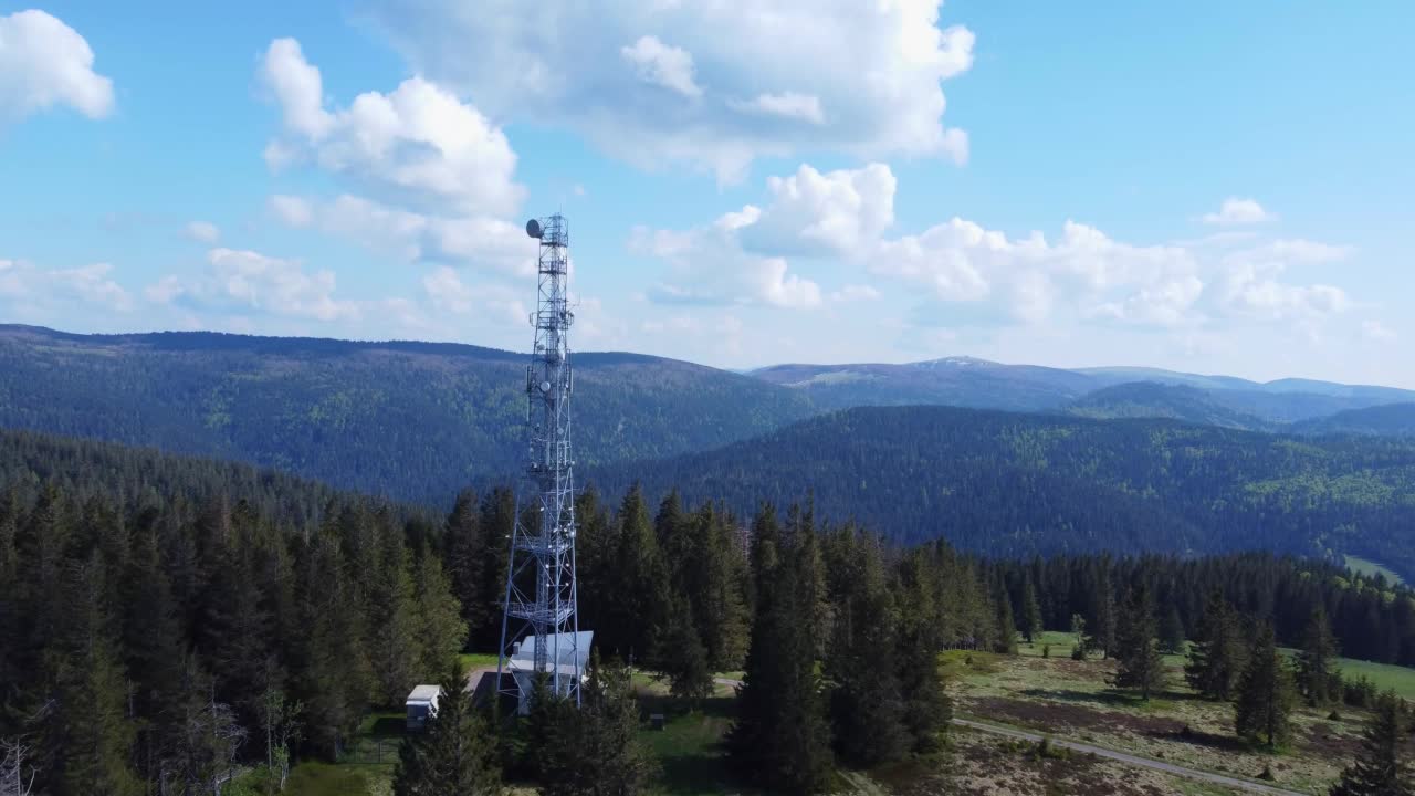 鸟瞰图:在山林中的5G电信天线塔，Sérichamp Vosges France 4K视频素材