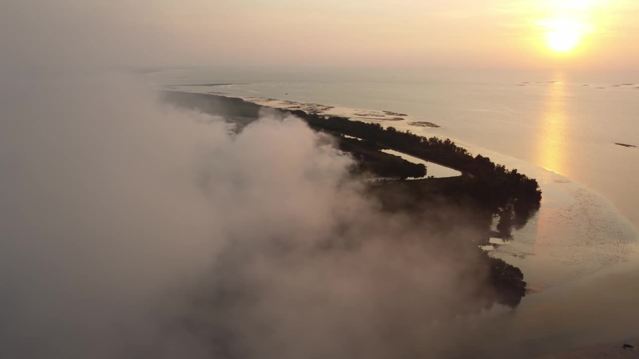 鸟瞰图在阳光照耀的夜晚，由于火灾燃烧产生的烟雾视频素材