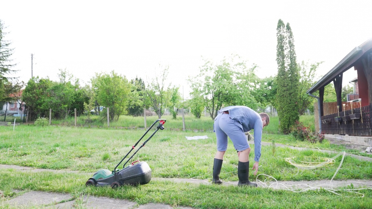 一个人在他家附近割草视频素材