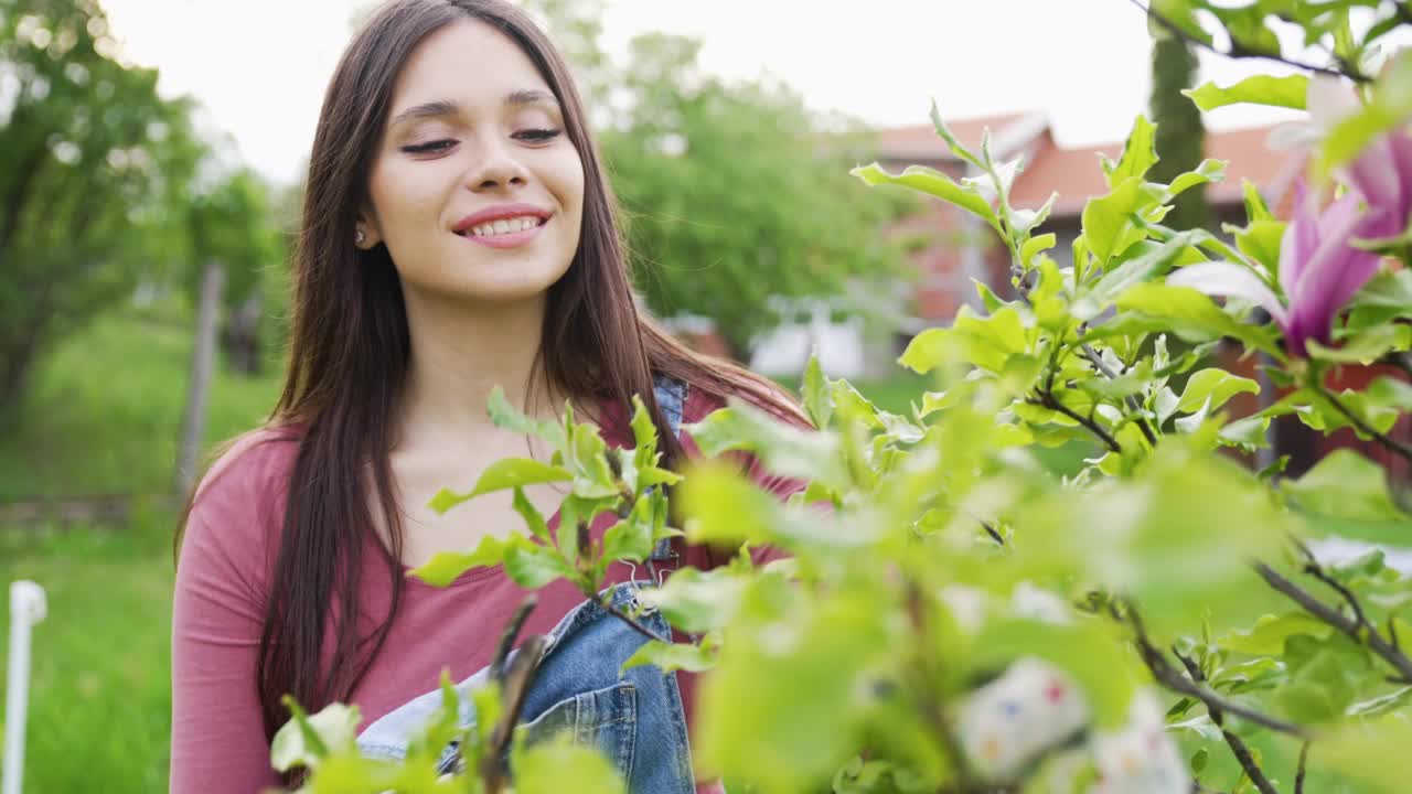 在她芬芳的梦幻世界里视频素材