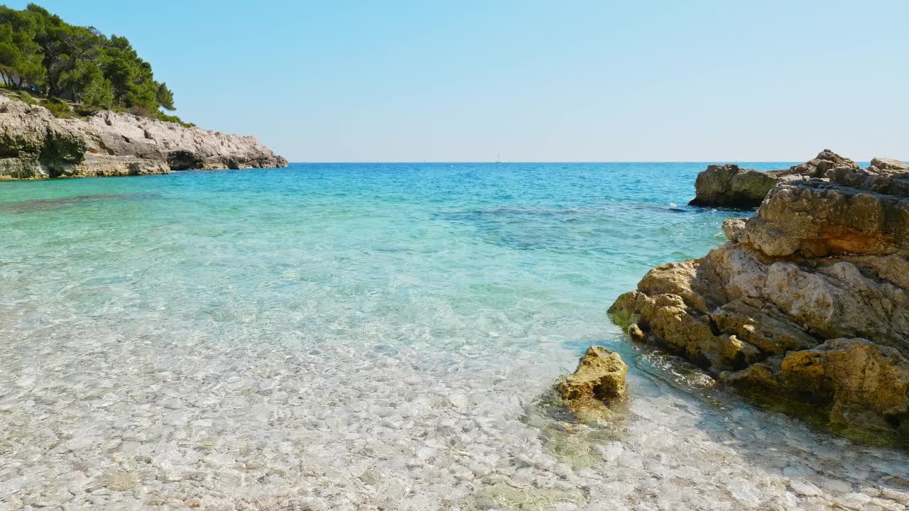 夏天，克罗地亚普拉附近的美丽海滩视频素材