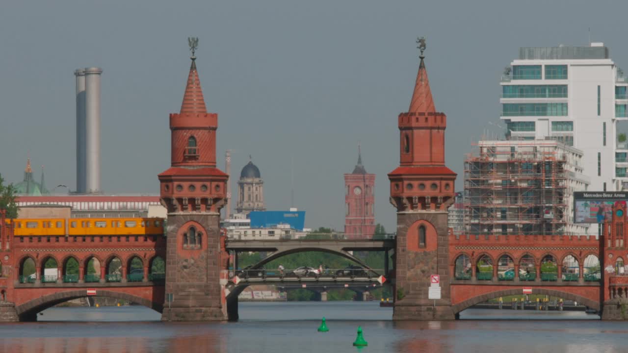 施普雷河与Oberbaumbrücke在柏林，时间流逝视频素材