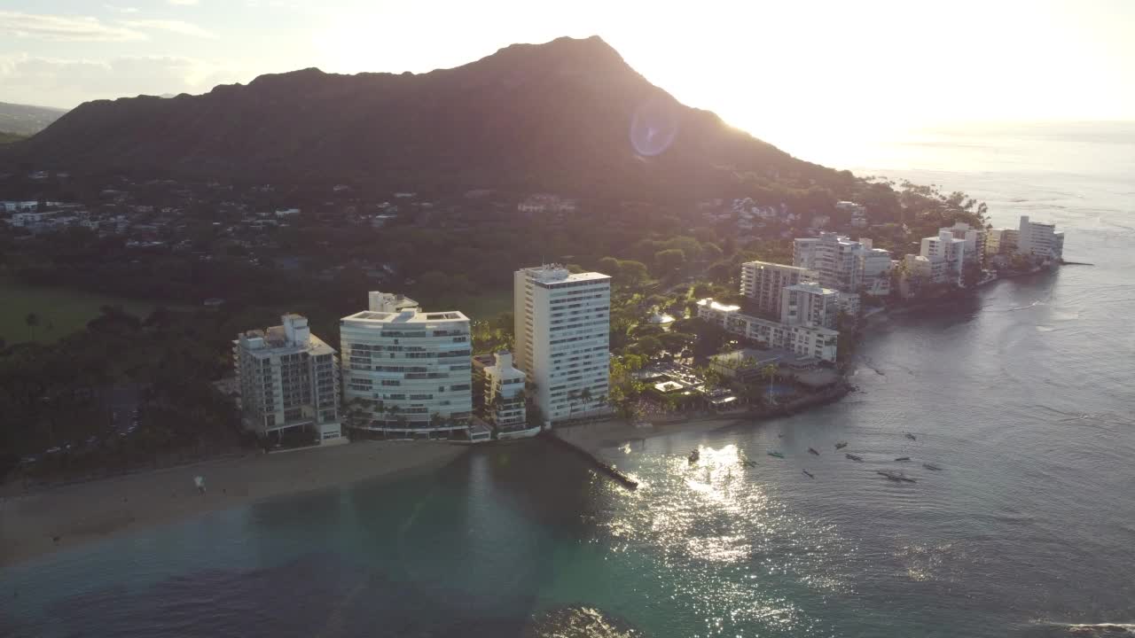 Outrigger独木舟空中无人机海滩，城市和钻石头在威基基，檀香山，瓦胡岛，夏威夷。——延时视频素材