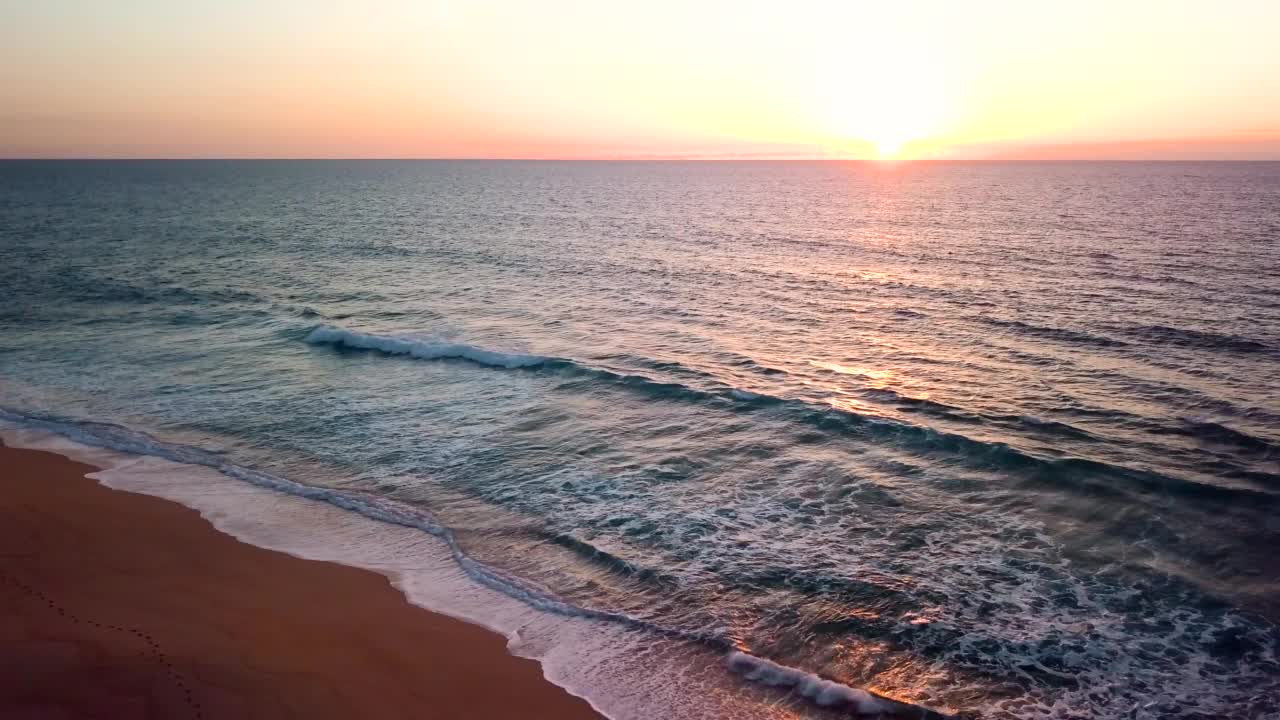 日落的海滩和大海视频素材