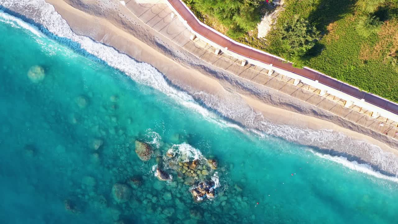 蓝色的大海，清澈的海水中的岩石，夏天日落时白色的沙滩。俯瞰热带海岸，蔚蓝的海水中的石头，海浪。Oludeniz,土耳其。热带海景视频素材