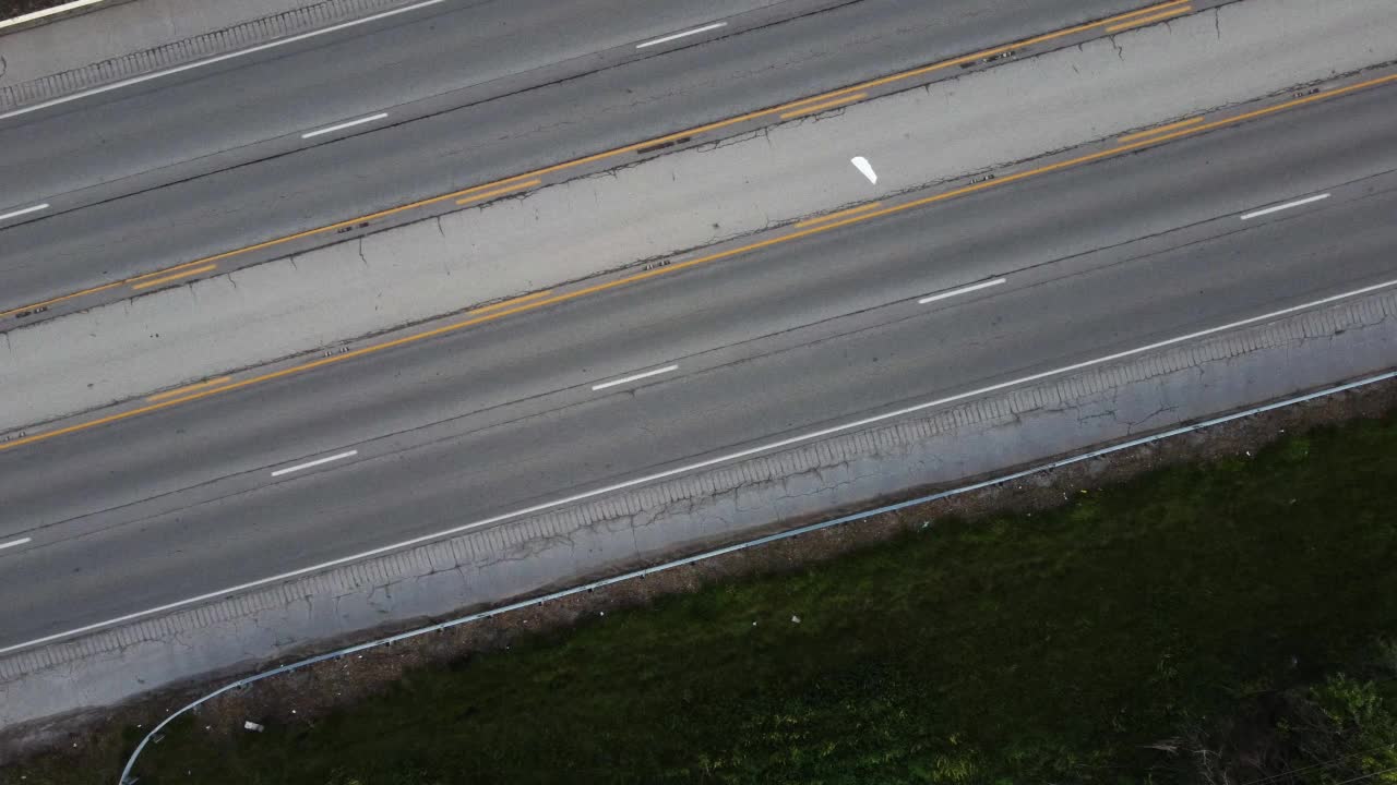 在多线道路上行驶的不同方向的汽车视频素材