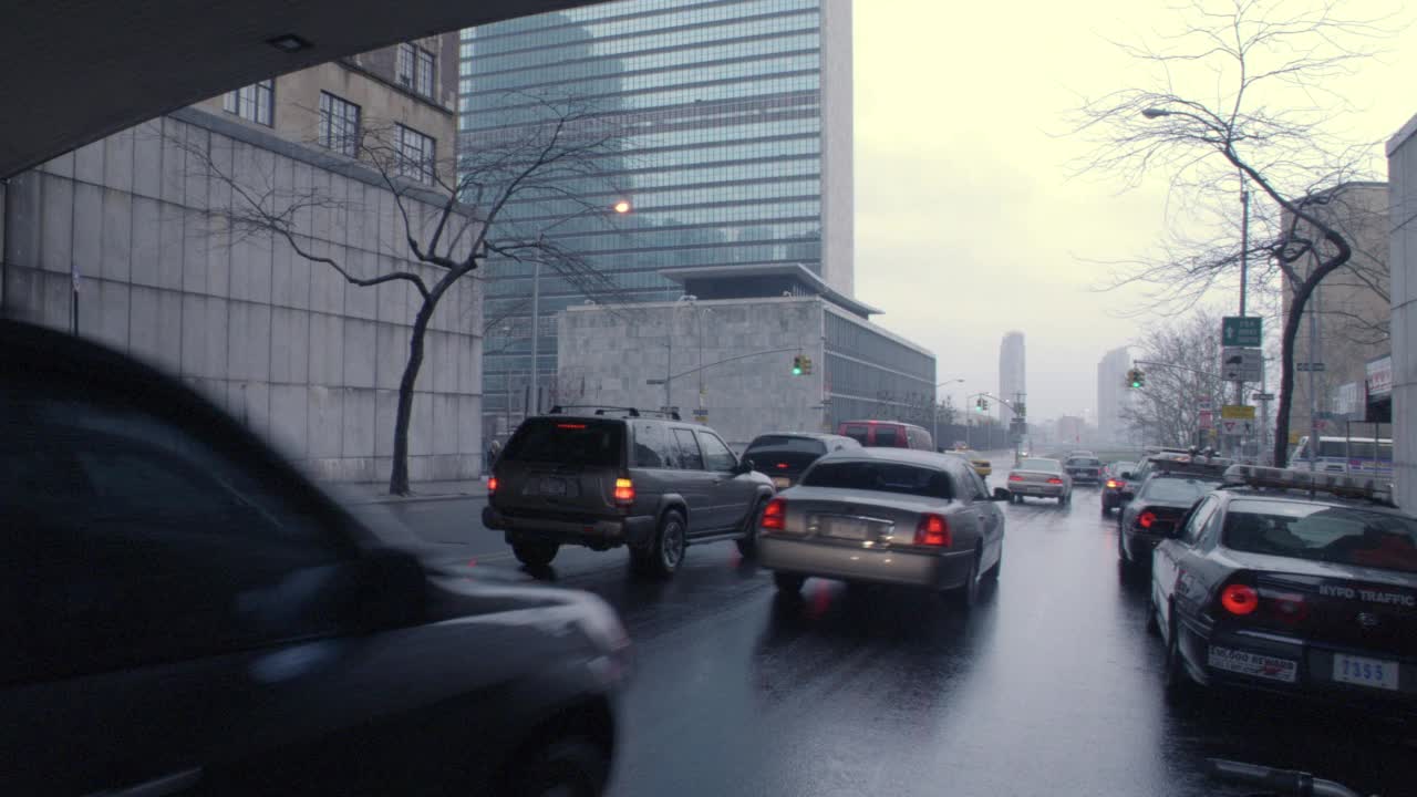 广角驾驶pov前进的纽约市，纽约市街道在一个雨天，阴天。汽车，公共汽车，越野车，交通，建筑。波夫正经过联合国总部大楼。视频素材