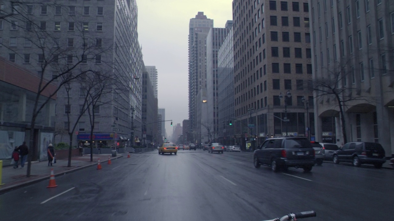 广角，纽约市东侧街道的全景图。纽约阴雨天的街道。轿车，出租车，越野车，轻车。通过贺曼商店，人力资源街区会计办公室。视频素材