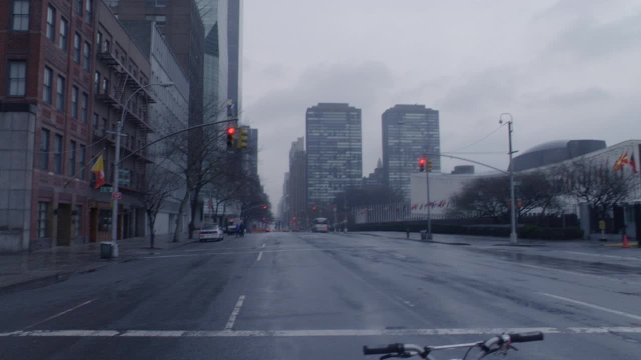 纽约联合国总部大楼前的街道，广角行驶。纽约阴雨天的街道。小汽车，公共汽车，越野车，轻车。视频素材