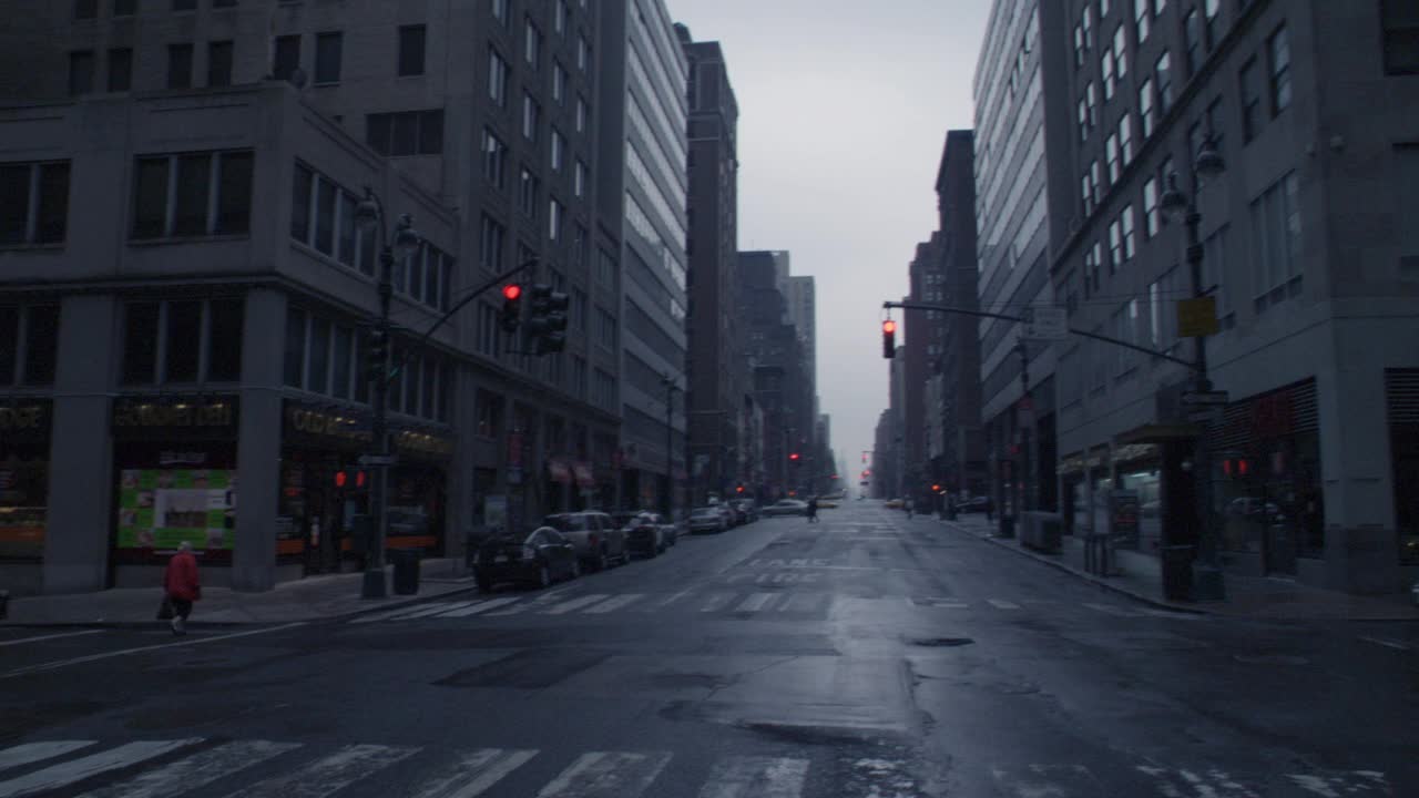 广角驾驶pov前进的纽约市，纽约市街道在一个雨天，阴天。汽车，出租车，越野车，轻轨交通，建筑。摩天大楼。Pov停在交通信号处，看到过马路。视频素材