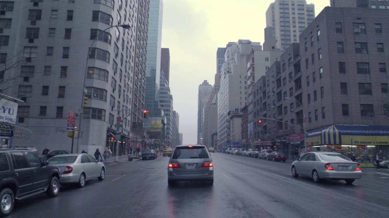 广角，纽约市东侧街道的全景图。纽约阴雨天的街道。轿车，出租车，越野车，轻车。视频素材